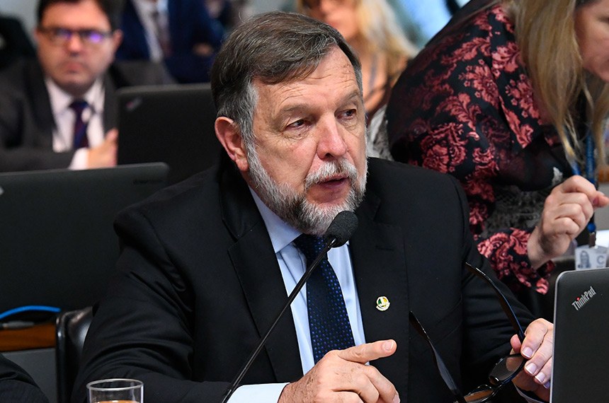 Flávio Arns leu relatório de Irajá favorável ao projeto  Fonte: Agência Senado